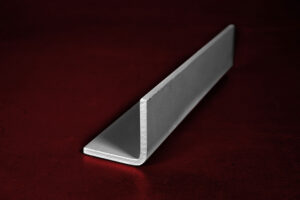 2C7A5119-pressopiegato-ANGOLARE-fondo-rosso